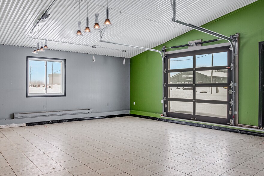 More Photos Of 19 Terry Fox Dr, Vankleek Hill Manufacturing For Sale