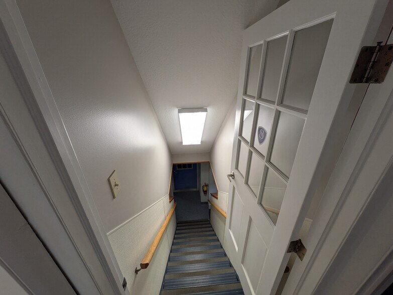 More Photos Of 2527 W Dublin Granville Rd, Columbus Veterinarian Kennel For Sale