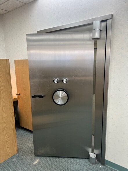 More Photos Of 660 N University Blvd, Middletown Office For Lease