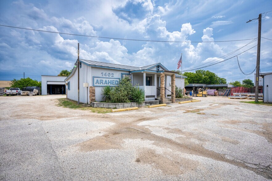 More Photos Of 1402 Hoefgen Ave, San Antonio Warehouse For Sale