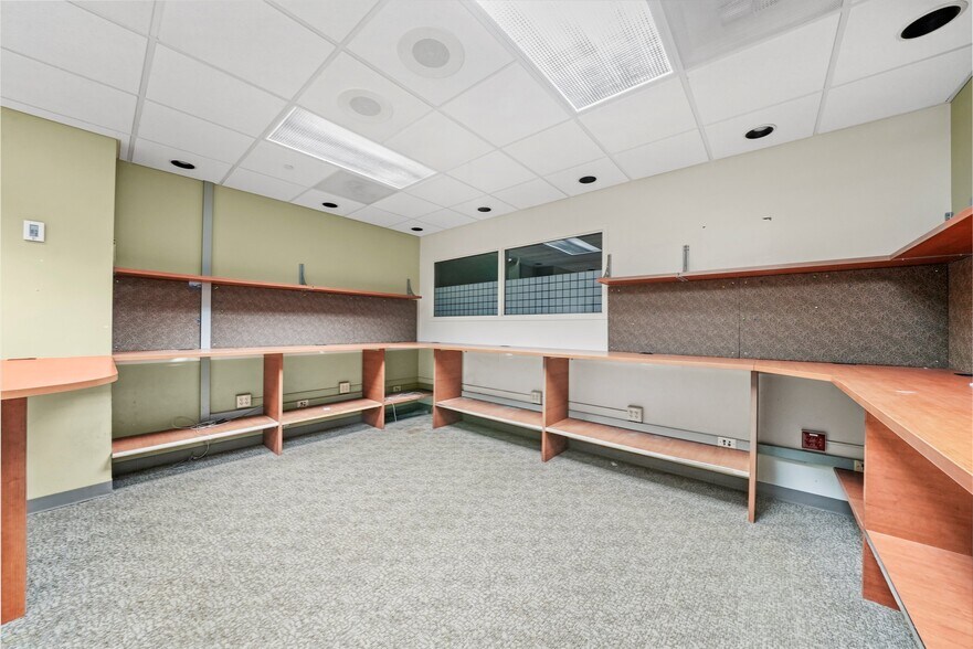 More Photos Of 2400 N Rockton Ave, Rockford Hospital For Lease