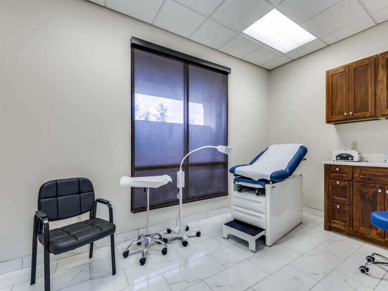 More Photos Of 330 Grapevine Hwy, Hurst Office For Sale
