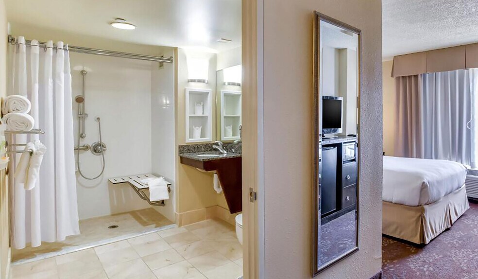 More Photos Of 251 Pennsylvania Pky, Indianapolis Hotel For Sale