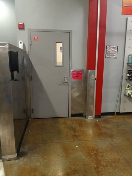 More Photos Of 15604-15618 Whittwood Ln, Whittier Department Store For Lease