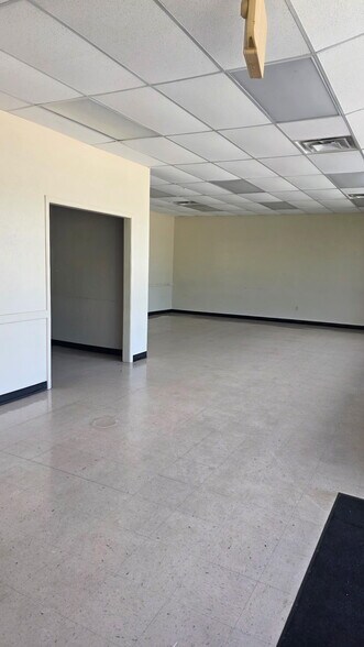 More Photos Of 430 N Berry Rd, Norman General Retail For Lease