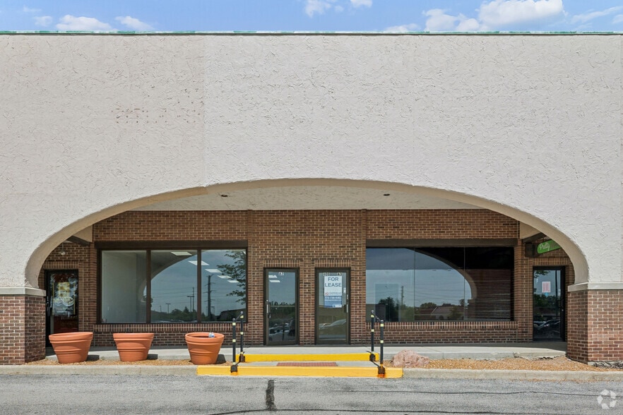 More Photos Of 401-499 Lake Cook Rd, Deerfield Storefront For Lease