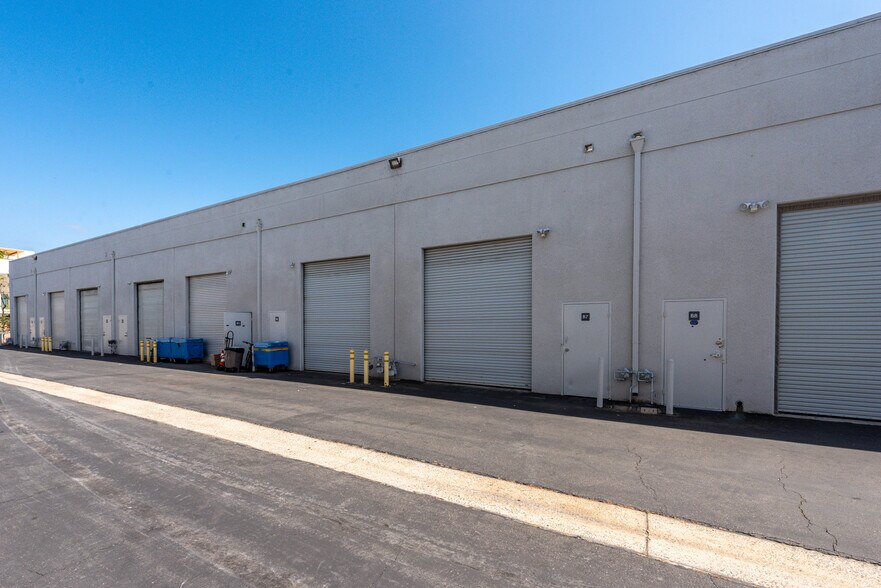 More Photos Of 711 W 17th St, Costa Mesa Flex For Lease