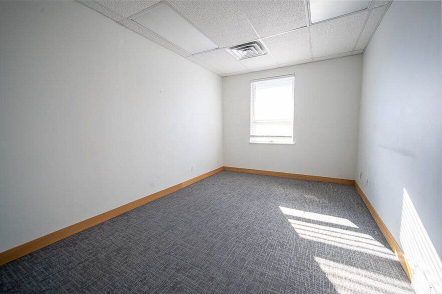 More Photos Of 2504 Ardmore St SE, Grand Rapids Office For Sale