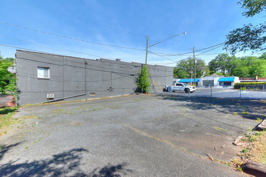 More Photos Of 1517 Lyon Court, Charlotte Freestanding For Lease