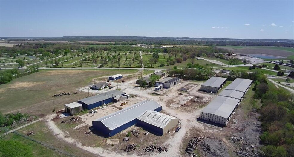 More Photos Of 8727 Arenzville Rd, Beardstown Warehouse For Sale