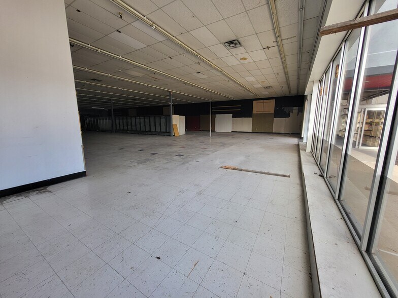 More Photos Of 1090 S Neosho Blvd, Neosho Unknown For Lease