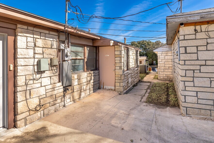 More Photos Of 104 E 5th St, Brady Office Residential For Sale