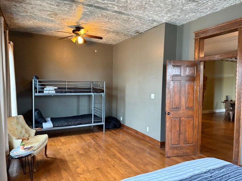 More Photos Of 207 W Main St, Ash Grove General Retail For Sale