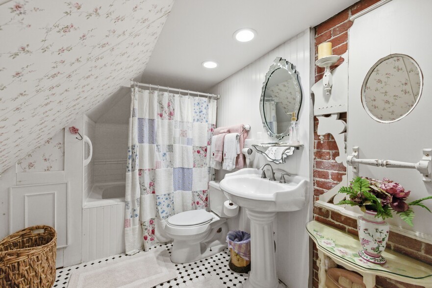 More Photos Of 8 Pleasant St, Plymouth Hospitality For Sale