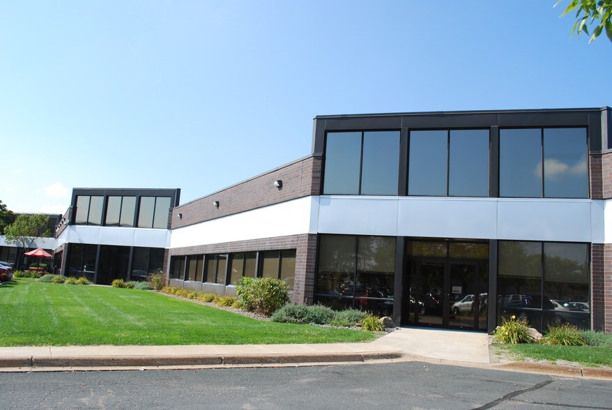 More Photos Of 6701 Parkway Cir, Brooklyn Center Showroom For Lease