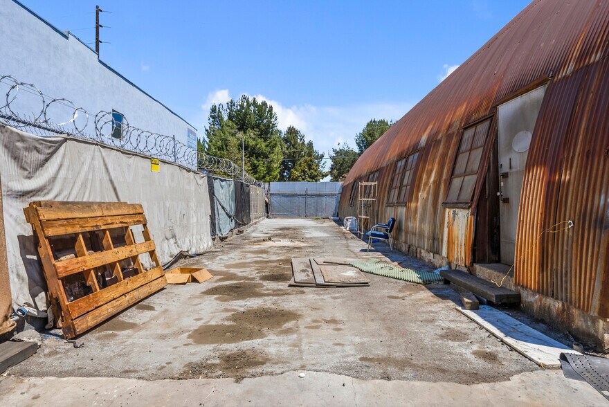 More Photos Of 14233 Oxnard St, Van Nuys Service For Lease