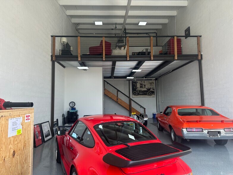 More Photos Of 18948 Tamiami Trl, Fort Myers Self Storage For Sale