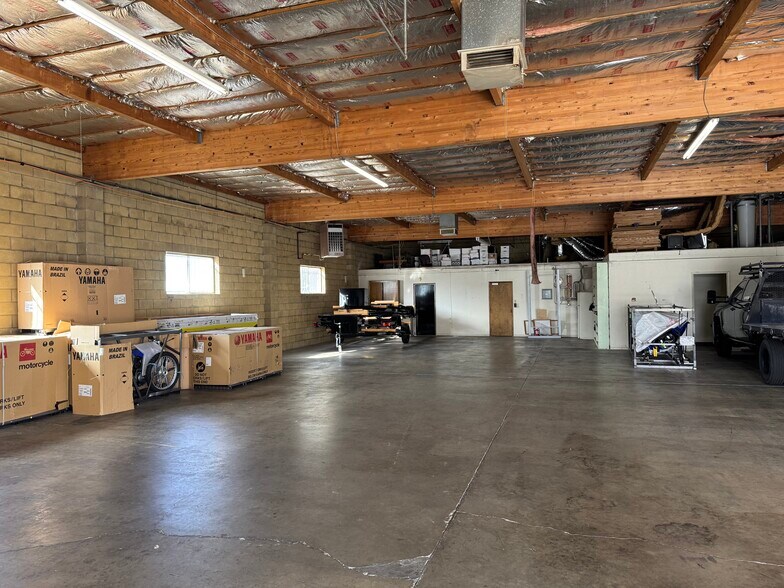 More Photos Of 15453 Cholame Rd, Victorville Warehouse For Lease