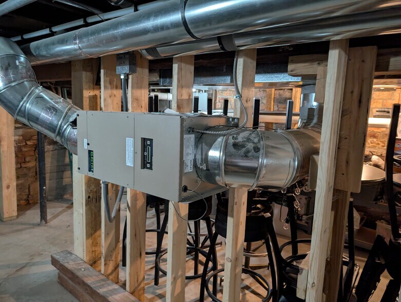 More Photos Of 518 W Main St, Kirkland Freestanding For Sale