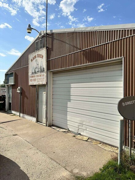More Photos Of 317 E Wolf River Ave, New London Warehouse For Lease