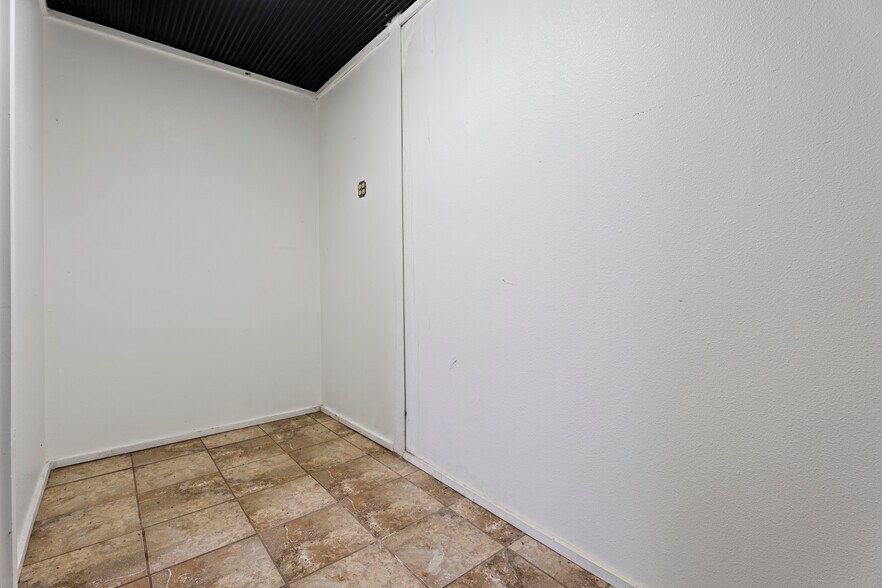 More Photos Of 57530 E Highway 59, Fairland Manufacturing For Sale