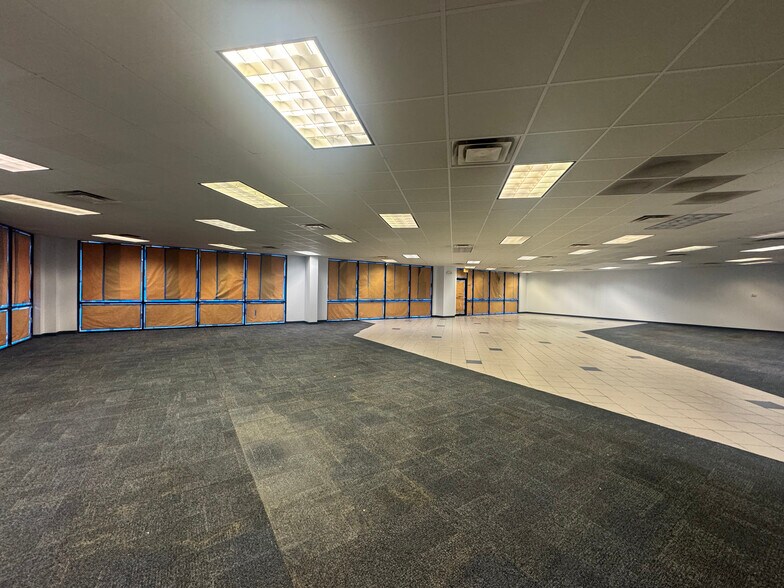 More Photos Of 1727 E Busch Blvd, Tampa Storefront For Lease