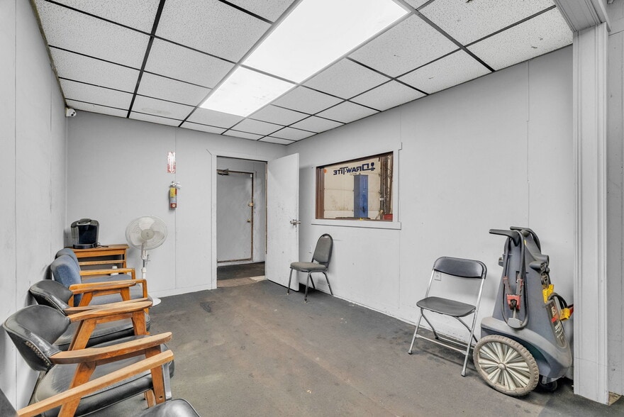 More Photos Of 1475 S Newburgh Rd, Westland Light Distribution For Sale