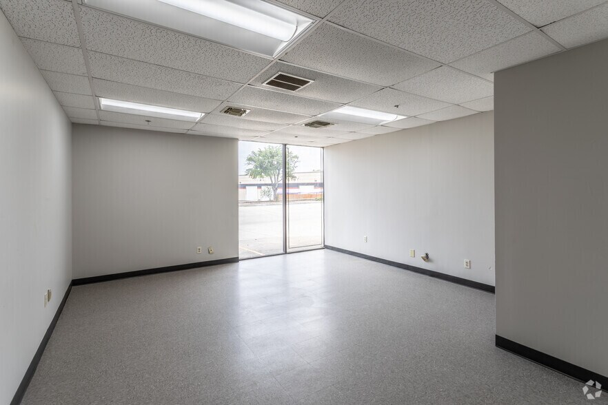 More Photos Of 5405 Bandera Rd, San Antonio Light Distribution For Lease