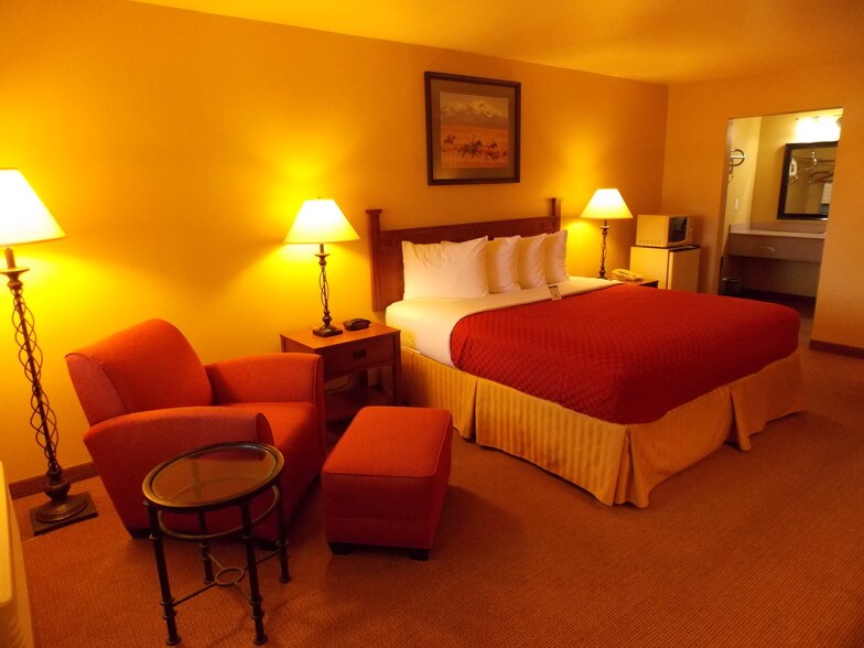 More Photos Of 207 US Highway 77 S, Hallettsville Hotel For Sale