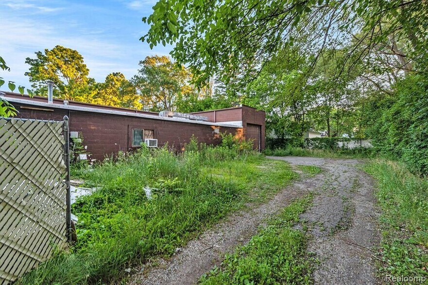 More Photos Of 1323 E Main St, Flushing Light Manufacturing For Sale