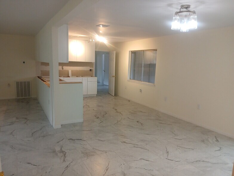 More Photos Of 1506 Avenue D, Katy Office For Sale