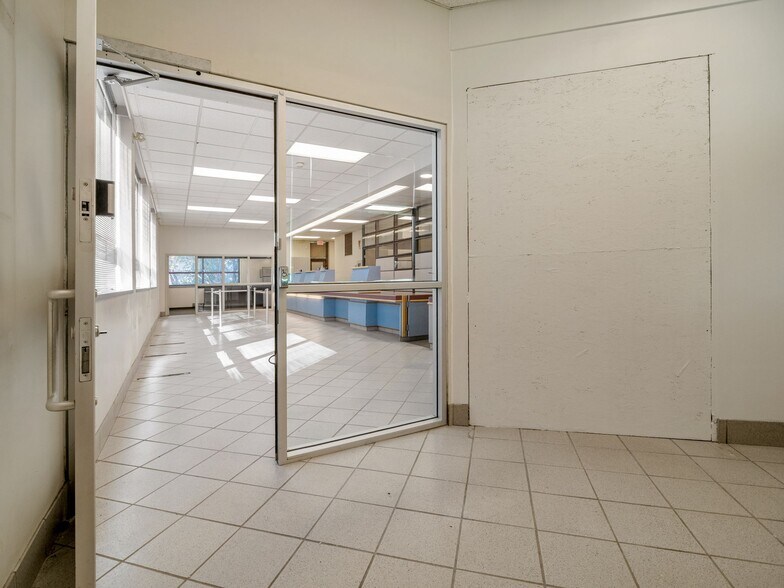 More Photos Of 4901 1 St W, Claresholm Office For Sale