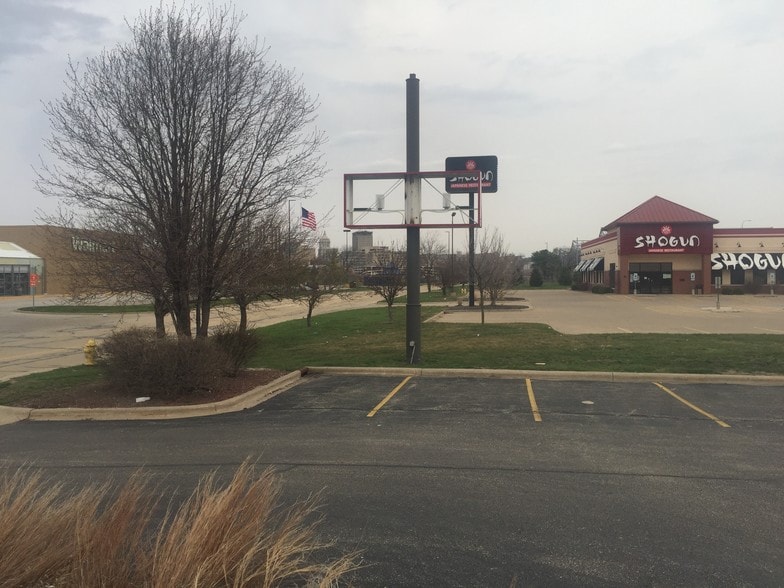 More Photos Of 900 Riverside Dr, East Peoria Restaurant For Sale