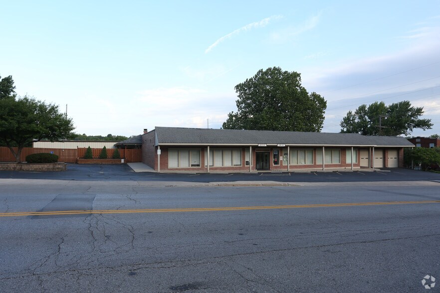 More Photos Of 100-106 S Sterling Ave, Sugar Creek Unknown For Lease