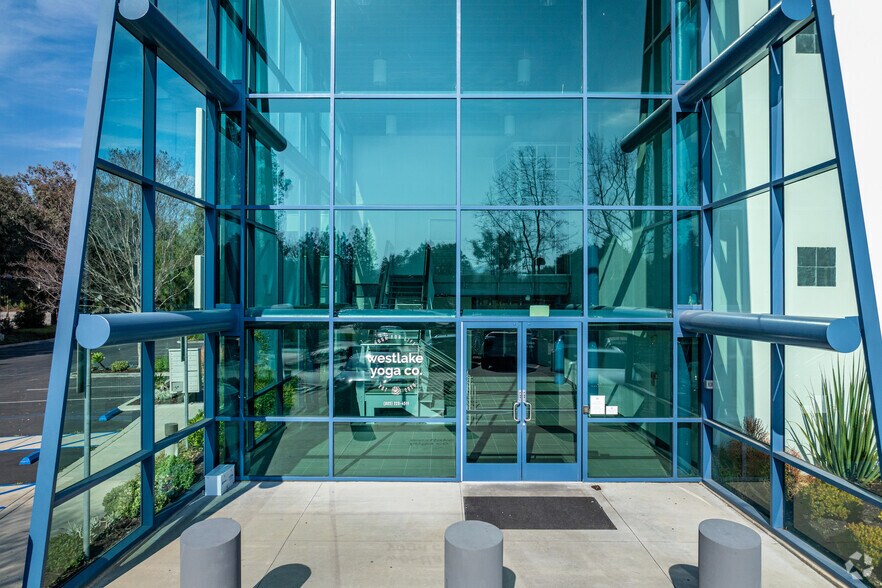 More Photos Of 2475 Townsgate Rd, Westlake Village Office For Lease