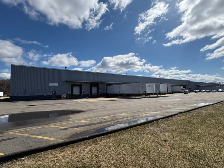 More Photos Of 10 New Rd, Rumford Warehouse For Lease