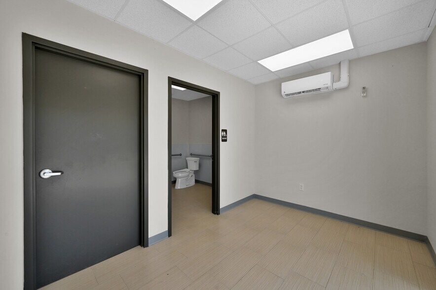 More Photos Of 503 Hufsmith, Tomball Warehouse For Lease