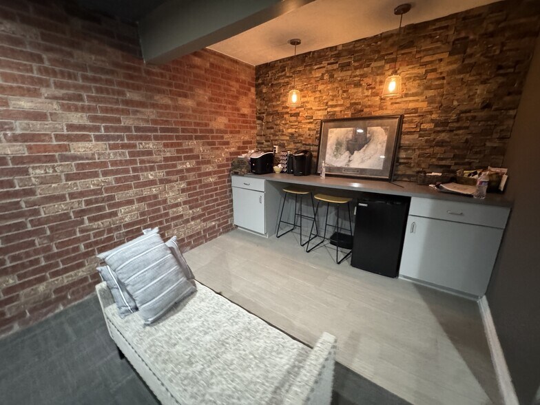 More Photos Of 618 Baca St, Houston Religious Facility For Sale