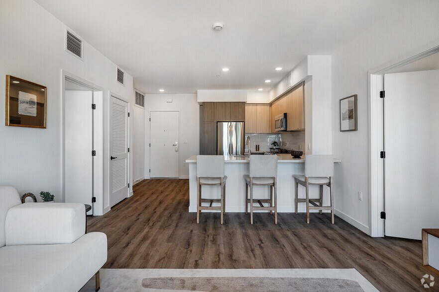 More Photos Of 988 S Manhattan Pl, Los Angeles Apartments For Lease