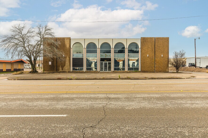 More Photos Of 1210 Lake Air Dr, Waco Freestanding For Sale
