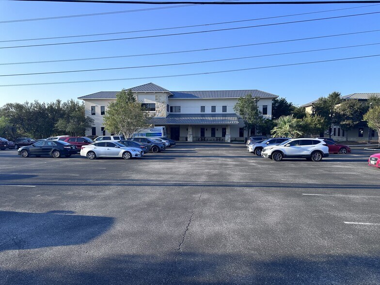 More Photos Of 335 E Sonterra Blvd, San Antonio Medical For Lease
