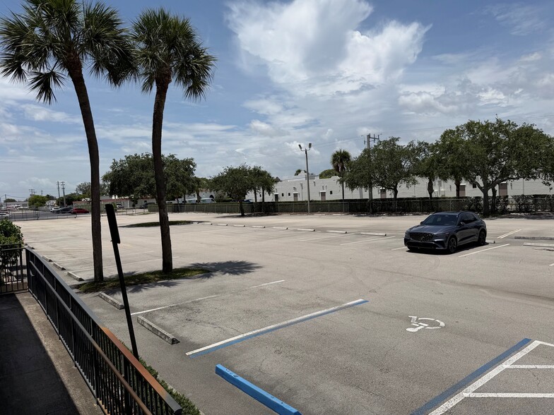 More Photos Of 150 W Yamato Rd, Boca Raton Showroom For Sale