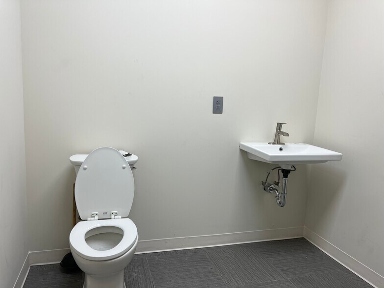 More Photos Of 28408 Sweetgum Rd, Magnolia Warehouse For Lease