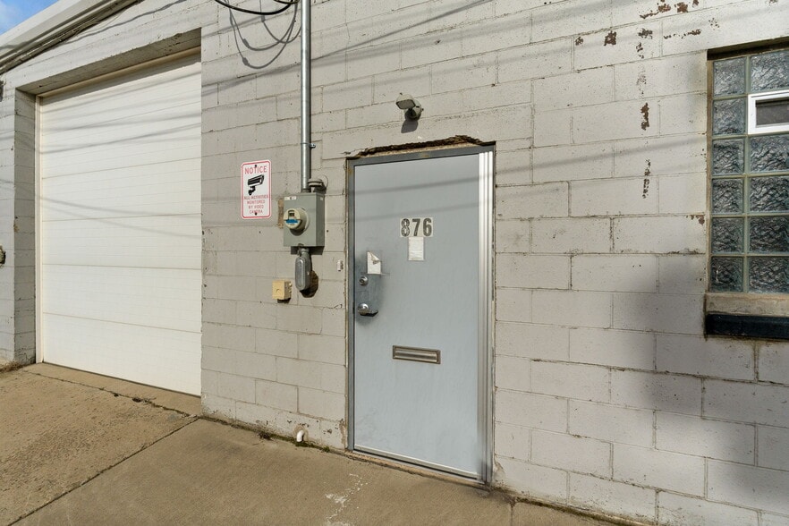 More Photos Of 876 N 20th St, Columbus Warehouse For Lease