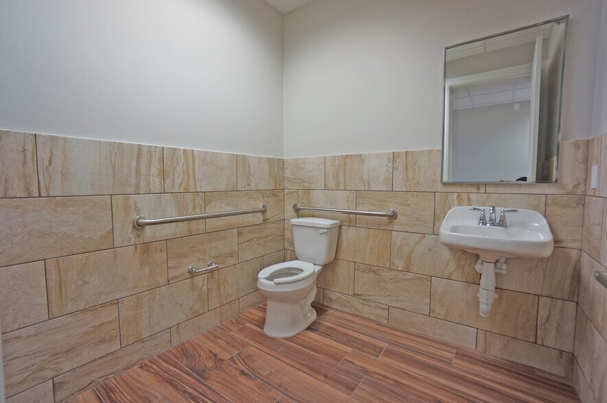 More Photos Of 633 E Fernhurst Dr, Katy Medical For Lease