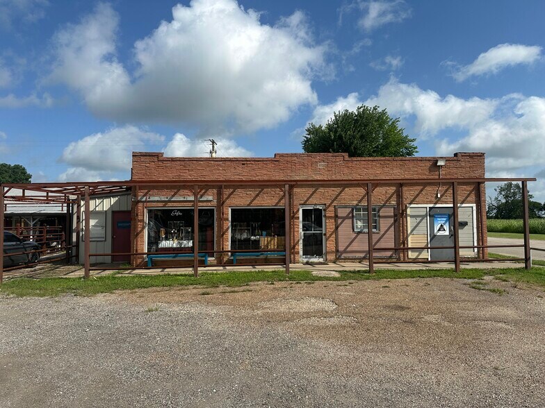 More Photos Of 1610 E Ennis Ave, Ennis Freestanding For Sale