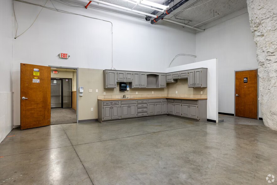 More Photos Of 1600 N State Route 291, Independence Warehouse For Lease