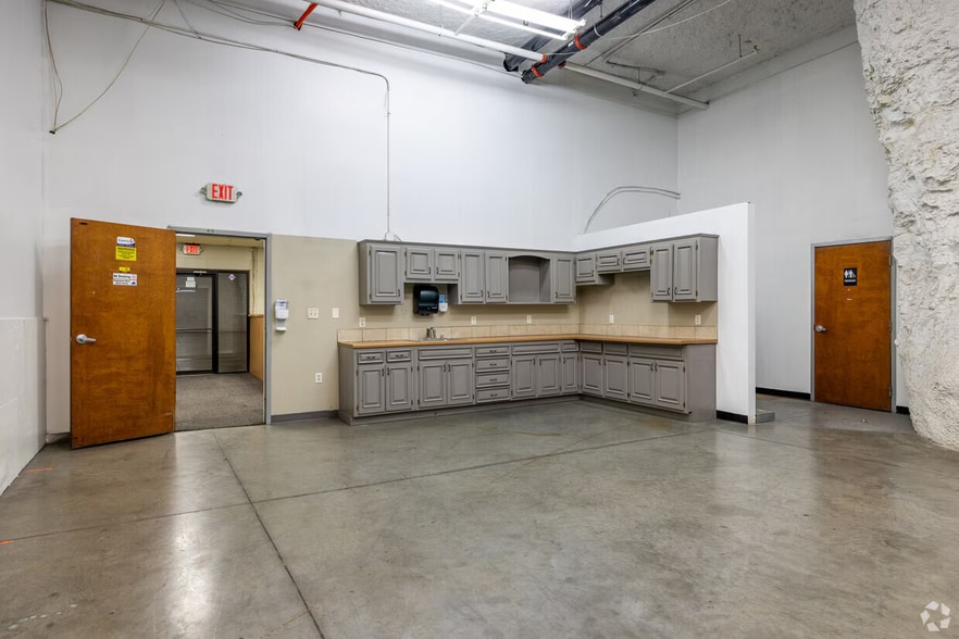 More Photos Of 1600 N State Route 291, Independence Warehouse For Lease