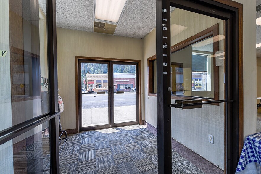 More Photos Of 424 S Main St, Troy Bank For Lease