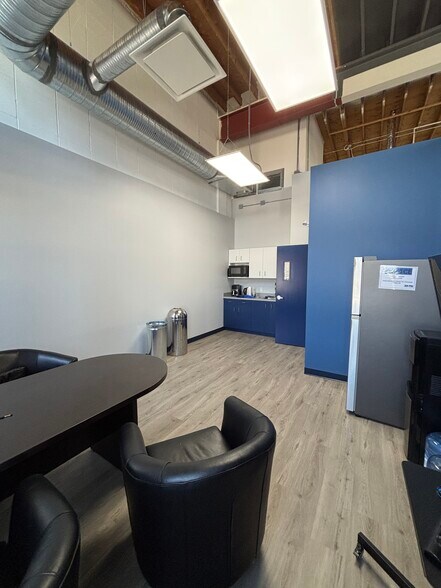 More Photos Of 1301-1313 Hastings Cres SE, Calgary Warehouse For Lease